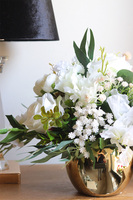 Bella Bianco Small, kompozycja kwiatowa w złotym naczyniu