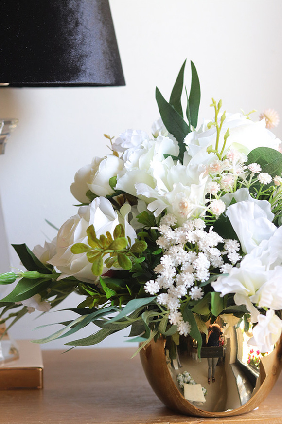 Bella Bianco Small, kompozycja kwiatowa w złotym naczyniu