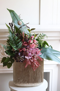 OD RĘKI Fredite Hillton, kompozycja kwiatowa w złotym naczyniu, wym.75x63cm