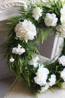 Goździkowy, subtelny wiosenny wianek z białych kwiatów, śr.40cm