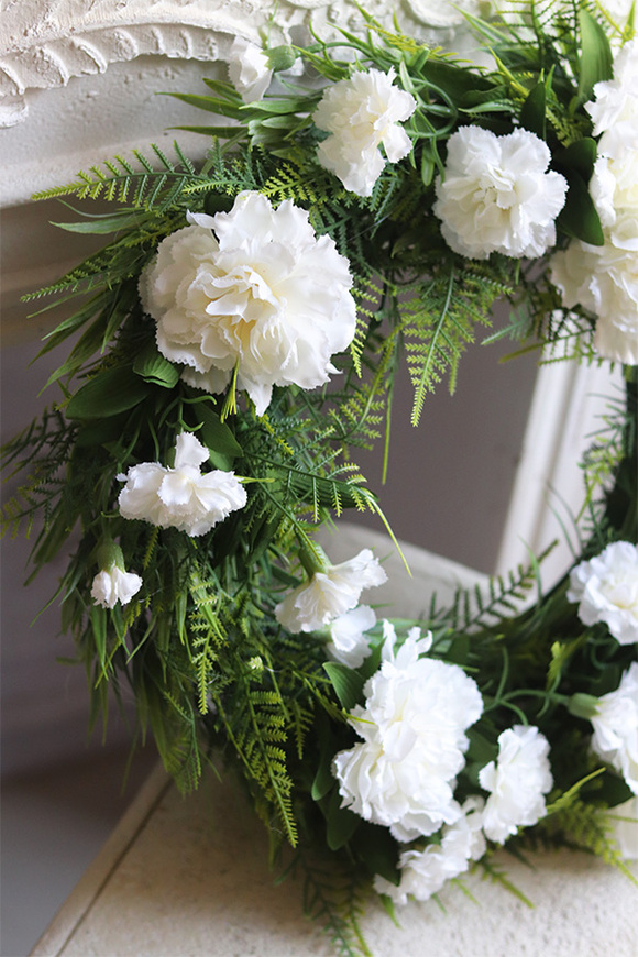 Goździkowy, subtelny wiosenny wianek z białych kwiatów, śr.40cm