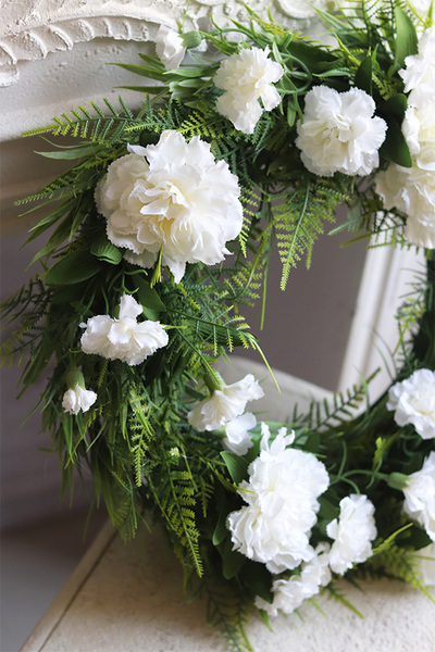 Goździkowy, subtelny wiosenny wianek z białych kwiatów, śr.40cm