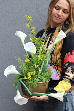 OD RĘKI Kallanata, nowoczesna kompozycja nagrobna w misie, wym.46x50cm