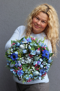 Chabrowy Błękit, niebieski wielkanocny wianek na drzwi, śr.33cm