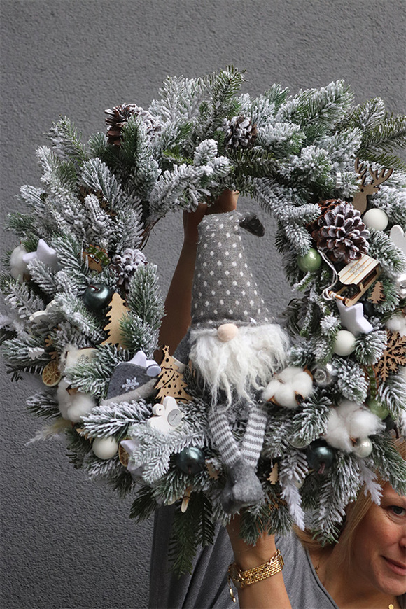 Greyland, zimowy wianek ze skrzatem