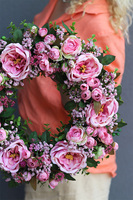 Rosa Aria, piękny kwiatowy wianek na drzwi