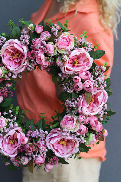 Rosa Aria, piękny kwiatowy wianek na drzwi