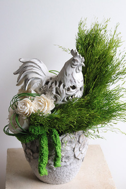 OD RĘKI Coco Vintage, stroik wiosenny z kogutem, wym.43x34cm