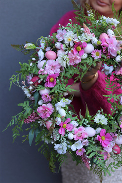 OD RĘKI Różowe Dni Easter, kwiatowy wianek na drzwi, śr.43cm