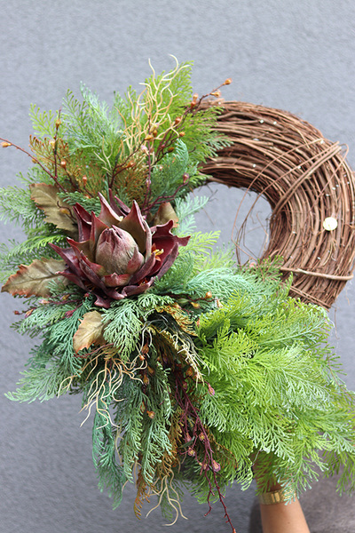 bogaty asymetryczny zielony wianek z karczochem, Naturaless B, wym.68x45cm