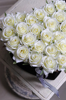 Czysta Miłość, serce flowerbox z różami na walentynki