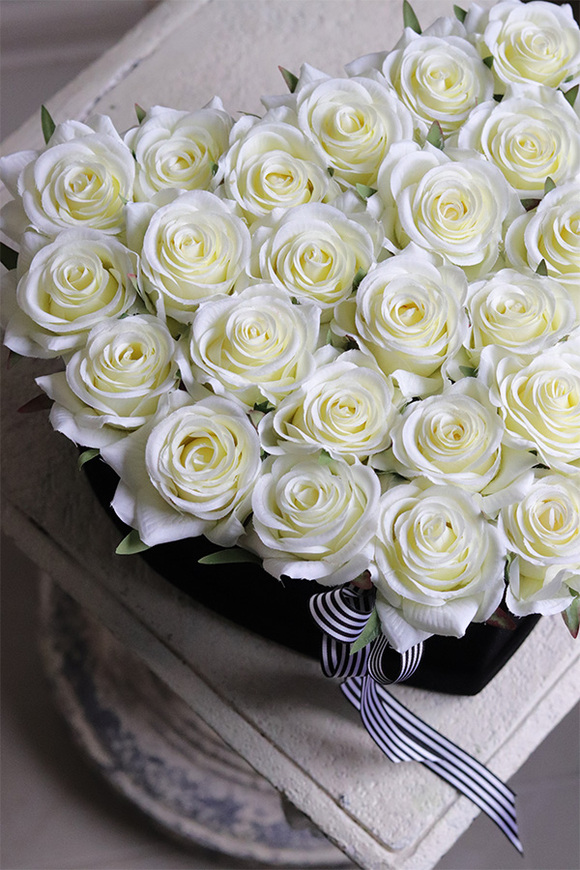 Czysta Miłość, serce flowerbox z różami na walentynki