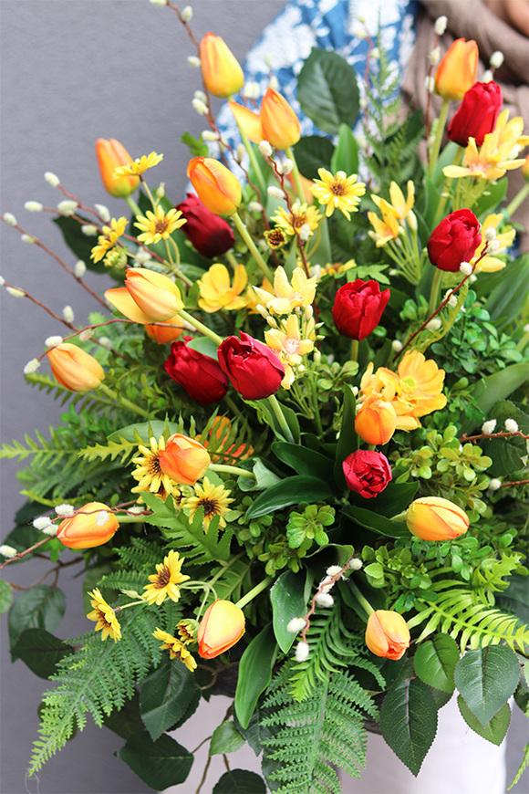 Kolorowa Wiosna Volcan, wiązanka nagrobna z tulipanami na ciężkiej tacy