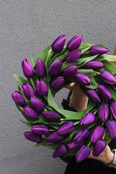 Witaj Wiosno Violeti 2, elegancki wianek z tulipanów