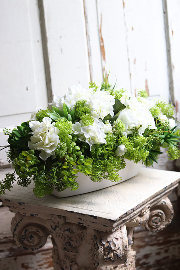 Jullista, biała kompozycja kwiatowa, wym.26x53cm 