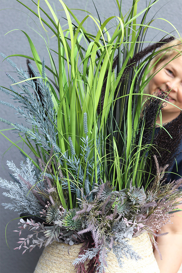 Simplata, sztuczna trawa w koszu z ziołami