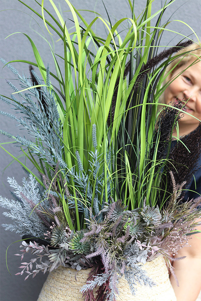 Simplata, sztuczna trawa w koszu z ziołami