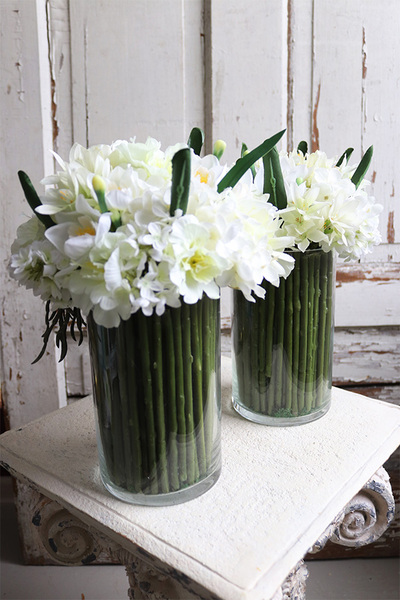 bukiet białych narcyzów i hortensji w szklanym wazonie, Relissa 2, wys.32cm