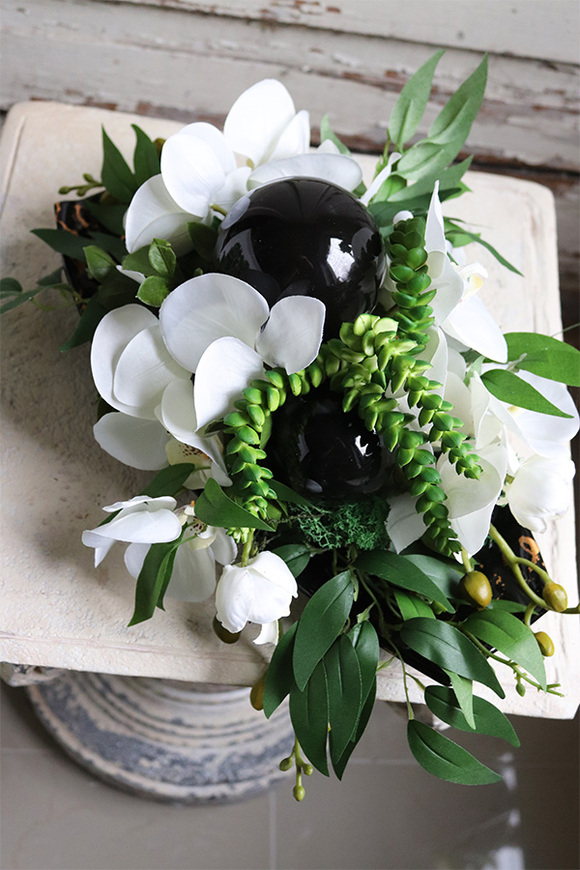 Dekoria Goldie, kompozycja z orchideą na czarnej paterze, wym.17x39cm  