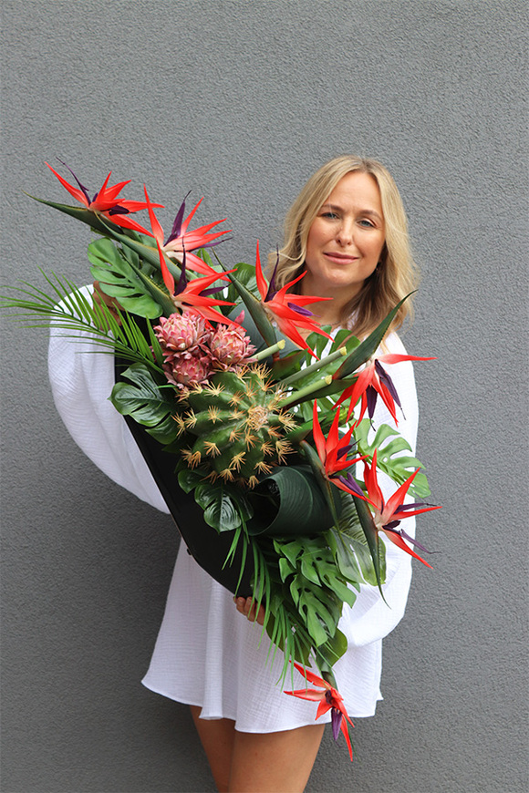 Laos Strelicja Grandena, egzotyczna kompozycja w białej donicy