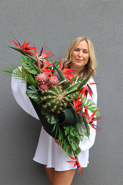 Laos Strelicja Grandena, egzotyczna kompozycja w białej donicy