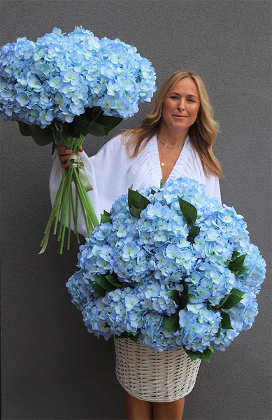 Sky Blue, niebieskie hortensje w plecionym koszu