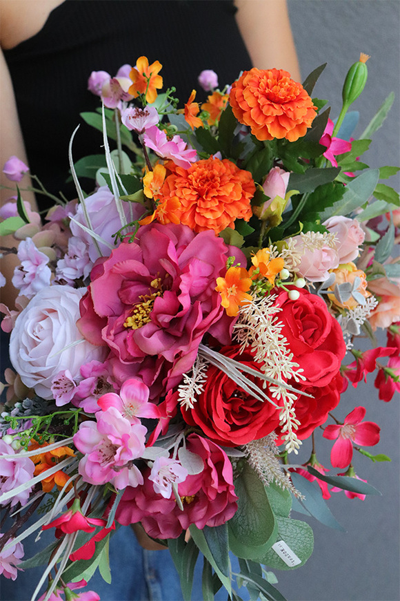 Laguel Duna Orange, dekoracja kwiatowa w naczyniu na stojaku