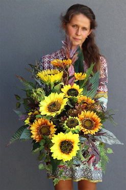 Słoneczniki, dekoracja nagrobna w misie, wys.67cm