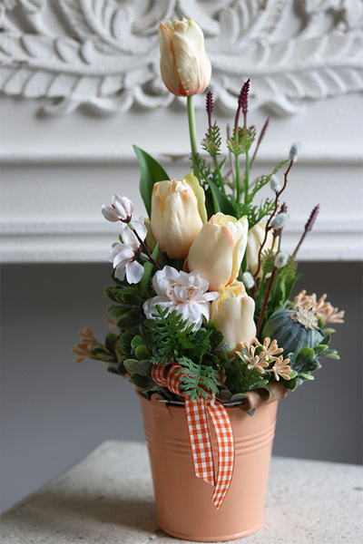 Mini Peach, wiosenna dekoracja kwiatowa z tulipanami