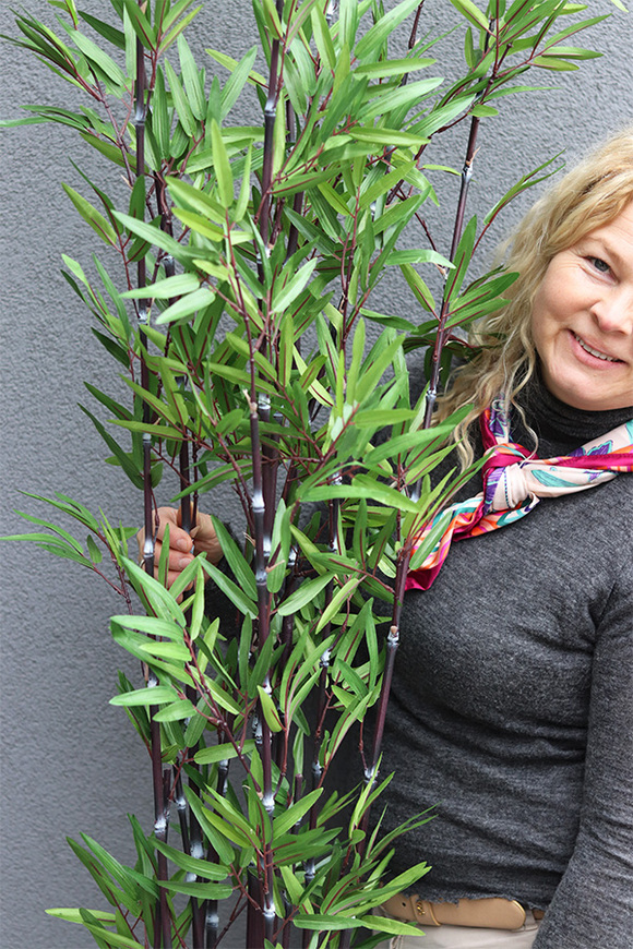 Bambus Fiberglass, sztuczna roślina w białej donicy