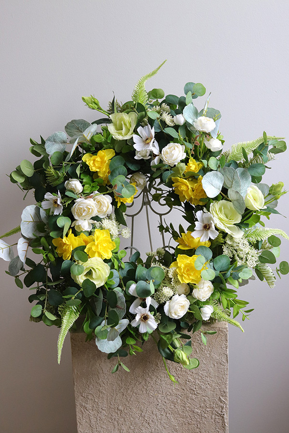 Ticino, żółty wianek na drzwi z żonkilami