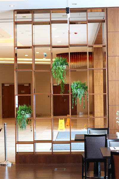 Hilton Green 2, kompozycja sukulenty w srebrnej donicy, wys.32cm