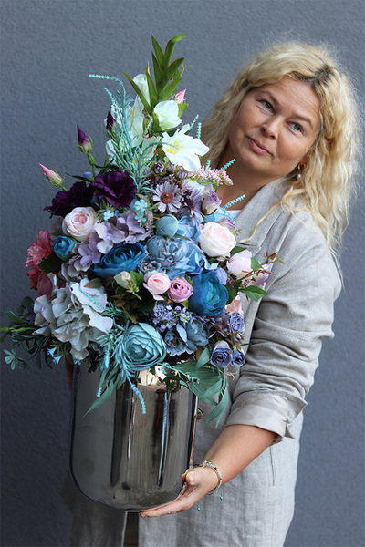 Blue Luizjana, wielostronna kompozycja kwiatowa w wazonie