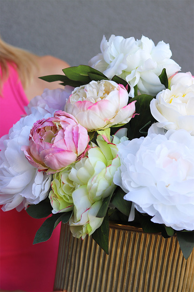  Hilton Peonies, kompozycja kwiatowa w złotym naczyniu, wym.42x35cm