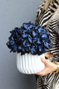 Navy Blue, kompozycja kwiatowa z granatowych hortensji, wys.27cm