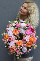 Morello Rich, różowo - brzoskwiniowy wianek na drzwi