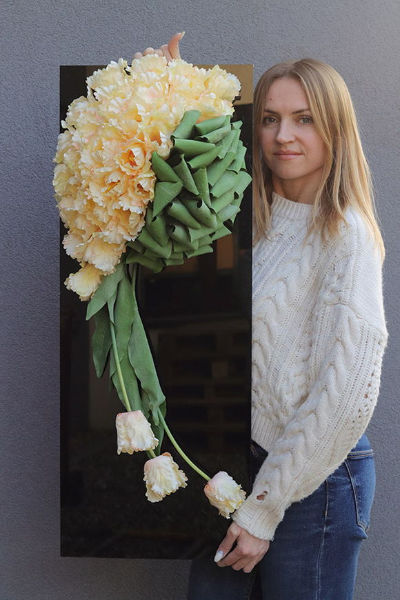 Tulippo New Design Peach 2, dekoracja nagrobna na czarnej podstawie