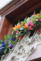 Bella Słodko-Słona, dekoracyjna girlanda kwiatowa