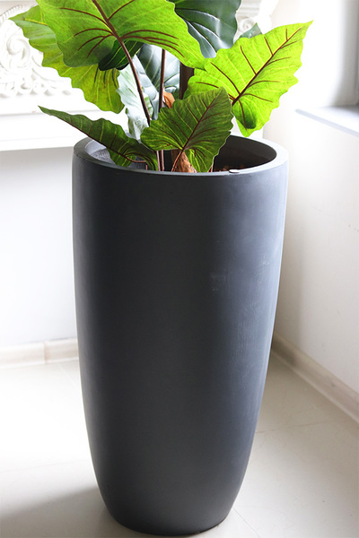 Alokazja Concrete, sztuczna palma w betonowej donicy