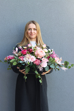 Lisa Milla Laos, kompozycja nagrobna w ceramicznej łódce, dł.87cm  