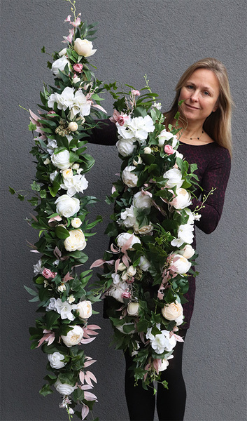 Miranda Music, elegancka girlanda z białymi kwiatami