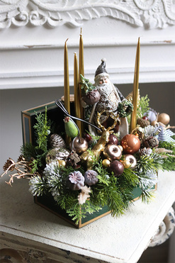 Cristal Deluxe, adwentowy stroik w szkatułce z mikołajem, wym.32x44cm 