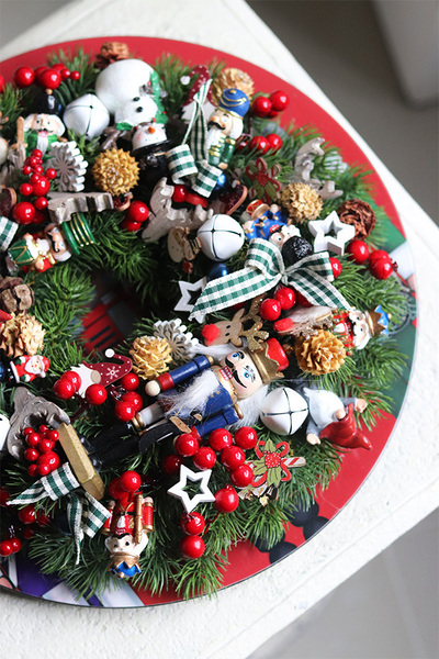 Dziadki do Orzechów, świąteczny stroik z zabaweczkami