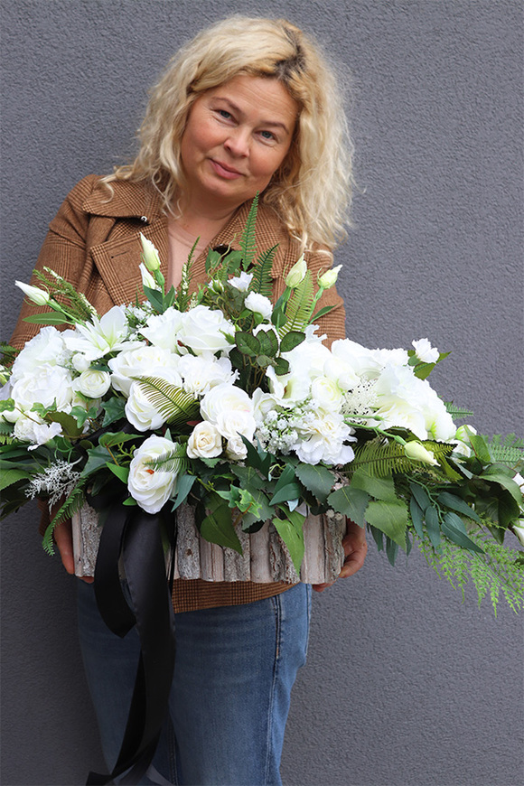 Białe Wspomnienia, dekoracja nagrobna w skrzynce	