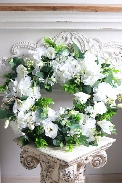 Prowansja, dekoracyjny wianek z białymi hortensjami