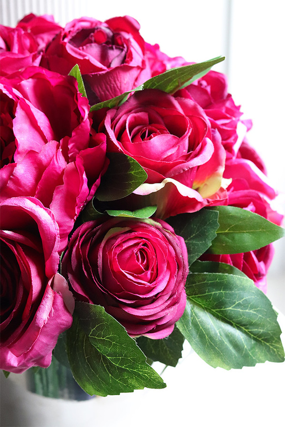 Figaro Peonessa, kompozycja kwiatowa w lustrzanym wazonie