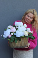 Hillton Peonies 2, kompozycja kwiatowa w złotym naczyniu