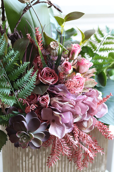 Fredite Hillton, kompozycja kwiatowa w złotym naczyniu