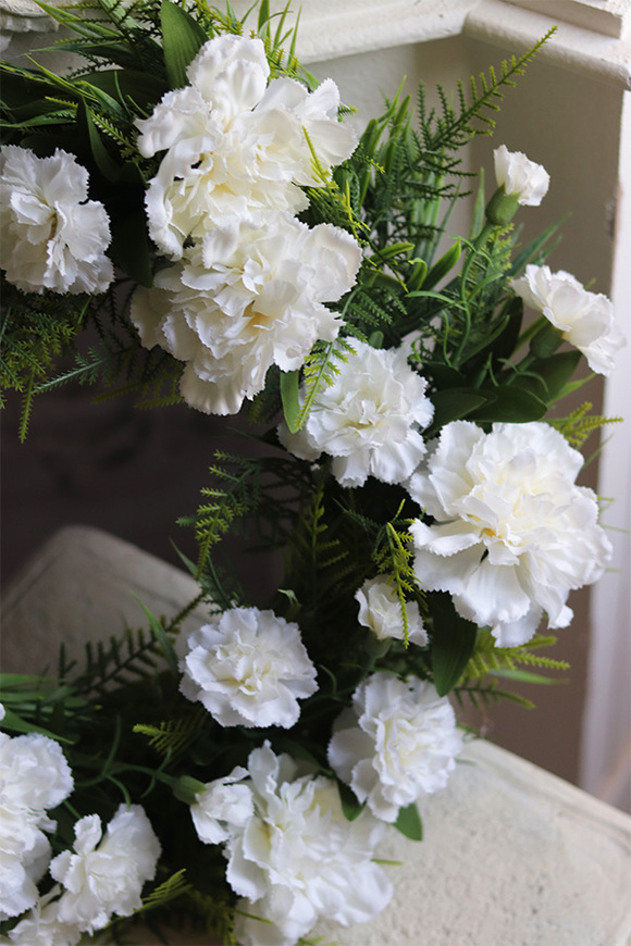 Goździkowy, subtelny wiosenny wianek z białych kwiatów, śr.40cm