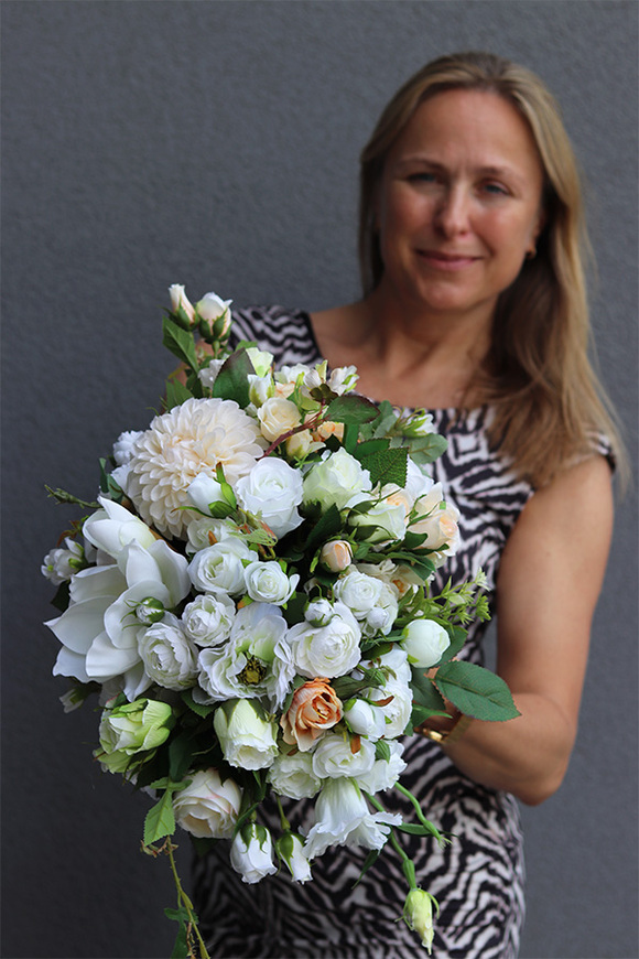 Georgina Cream, kompozycja kwiatowa na stół, wym.31x52cm 